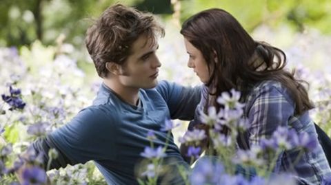 Kristen Stewart y Robert Pattinson fueron pareja en «Crepúsculo» en 2008 y también llevaron su relación fuera de la pantalla. Actualmente ya no son pareja oficialmente.