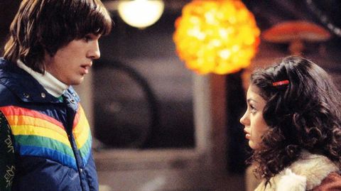 Ashton Kutcher y Mila Kunis se conocieron, muy jóvenes, rodando la serie «Aquellos maravillosos 70» en 1998, no sería hasta 2012 cuando su amor se hiciera oficial fuera de la pantalla. Ya han tenido un hijo y acaban de casarse en secreto hace unos días.