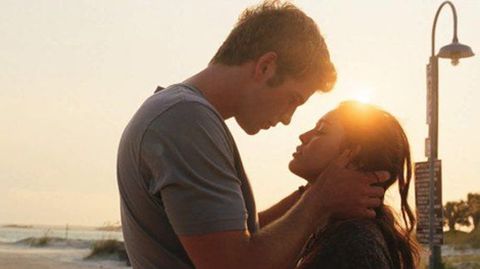 Miley Cyrus y Liam Hemsworth se enamoraron de verdad durante el rodaje de «La última canción» en 2010. Sin embargo él no pudo soportar la polémica que rodea la vida de la actriz y abandonaron la relación.