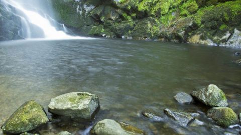 La cascada de Augacaída se sitúa en Ferreira de Pantón, Monforte. Un lugar perfecto para refrecarse.