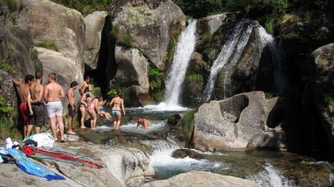 Las piscinas naturales de Nuveira, Mazaricos, están en Arcos. Un sitio secreto y reservado solo para los que conocen la zona.