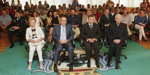 De izquierda a derecha, Josefina Balboa, Luis García, Jesús Cobas y Jesús Antelo, ayer, en el salón de plenos carballés, donde se celebró la ceremonia.
