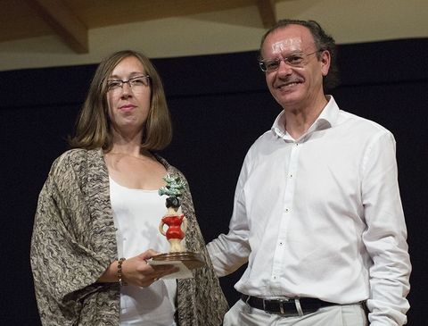 Xosé Luís Vilela entrégalle o premio a Emma Pedreira.
