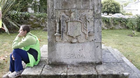 Foto de archivo de escultura con símbolos franquistas en Ourense