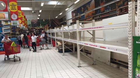 Desabastecimiento de agua embotellada en Alcampo ante la prohibición de beber agua del grifo en Ferrol, Narón, Mugardos, Fene y Ares