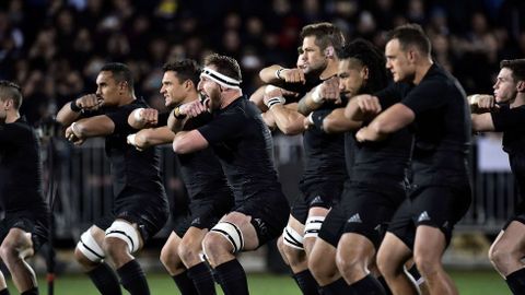 Los All Blacks de Nueva Zelanda realizan la Haka durante una prueba para el Campeonato de Rugby, frente a Argentina