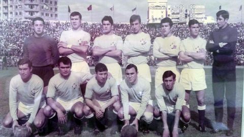 Pedrito (de pie, el segundo comenzando por la izquierda) militó en el Celta durante ocho temporadas y luego siguió ligado al club como técnico de la base e incluso del primer equipo.