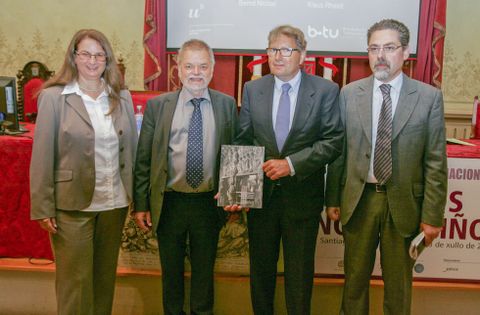 Klaus Rheidt y Bernd Nicolai (centro), ayer en la presentación de sus teorías sobre la Catedral.