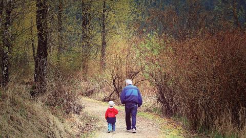 Abuelo y nieto paseando