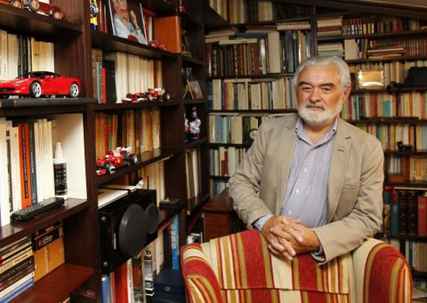Darío Villanueva, retratado en la biblioteca de su casa en Santiago de Compostela.