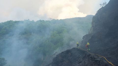 La orografía de la zona y el el viento complicaron las labores de extinción