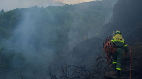 La orografía de la zona y el el viento complicaron las labores de extinción