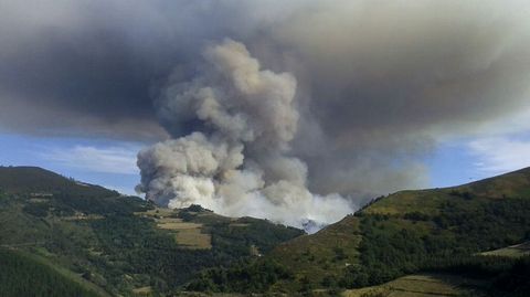 La columna de humo del incendio de Navia era visible a decenas de kilómetros