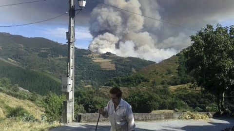 La columna de humo del incendio de Navia era visible a decenas de kilómetros