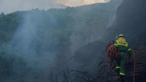 La orografía de la zona ha complicado considerablemente los trabajos de extinción