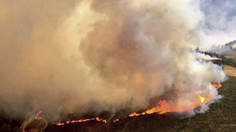 El poder devastador del fuego se hace especialmente visible desde el aire
