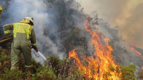 Los bomberos trabajan en la zona de Monte de Miranda, en las proximidades de las aldea de Cortes y Seceda