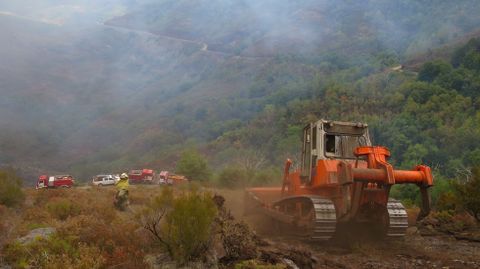Los bulldozers abren cortafuegos en Monte de Miranda, en O Courel