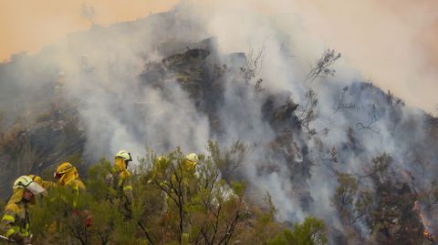 Los bomberos trabajan en la zona de Monte de Miranda, en las proximidades de las aldea de Cortes y Seceda