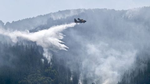 Los medios aéreos contribulleron en gran medida a la extinción del fuego de A Fonsagrada