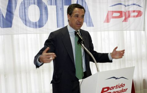 El exministro Eduardo Zaplana, en un acto electoral en Muros en mayo del 2007.