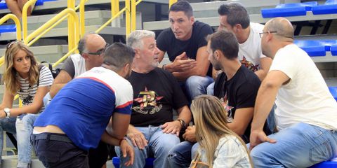 Aleix Espargaró conversa con el padre de Dani Rivas, Willy. 