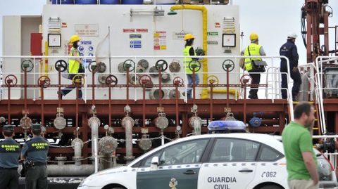Personal de sanidad exterior examina a la tripulación del buque Granato durante su cuarentena