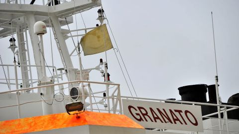 El buque Granato durante su cuarentena en el puerto exterior de Ferrol