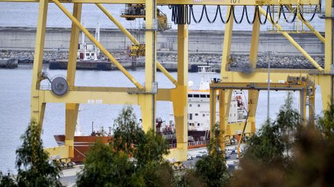 El buque Granato durante su cuarentena en el puerto exterior de Ferrol