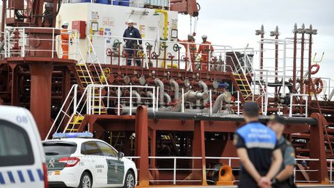 El buque Granato durante su cuarentena en el puerto exterior de Ferrol