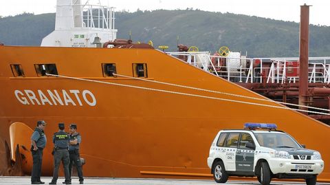 El buque Granato durante su cuarentena en el puerto exterior de Ferrol