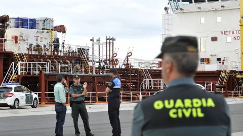 El buque Granato durante su cuarentena en el puerto exterior de Ferrol