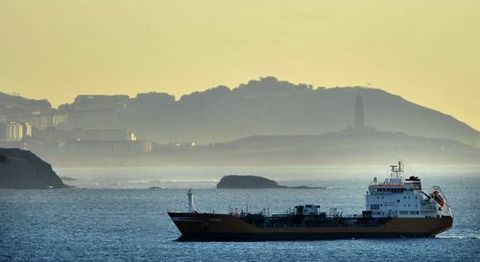 El buque Granato durante su cuarentena en la ría de Ares