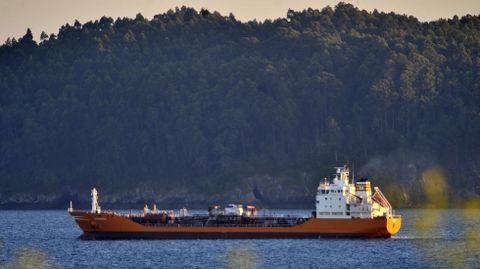 El buque Granato durante su cuarentena en la ría de Ares