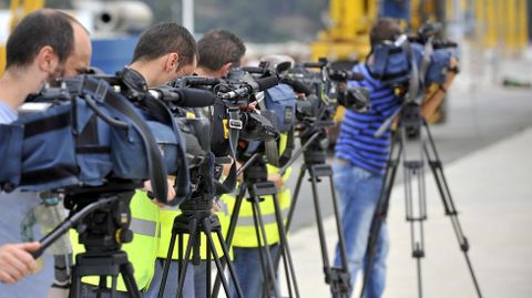Medios de comunicación junto al buque Granato en el puerto exterior de Ferrol