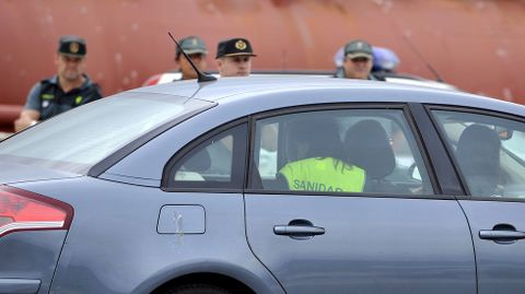 Llegada del personal de sanidad al puerto exterior de Ferrol para examinar el buque Granato tras la muerte de un tripulante por una enfermedad vírica