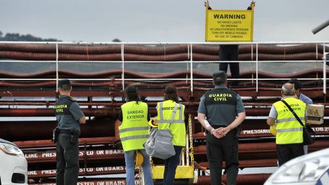 Llegada del personal sanitario al puerto exterior de Ferrol para examinar a la tripulación del buque Granato