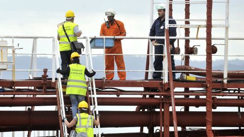 Llegada del personal sanitario al puerto exterior de Ferrol para examinar a la tripulación del buque Granato