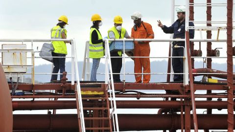 Llegada del personal sanitario al puerto exterior de Ferrol para examinar a la tripulación del buque Granato
