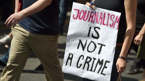 El periodismo no es un crimen, dice la pancarta de uno de los manifestantes de las protestas a favor de la libertad de prensa en Berln despus de que se investigase a dos escritores del blog Netzpolitik