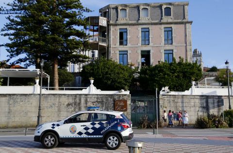 Un coche de la policía permanecía ayer junto a la entrada del local, que cerrará en pleno verano.