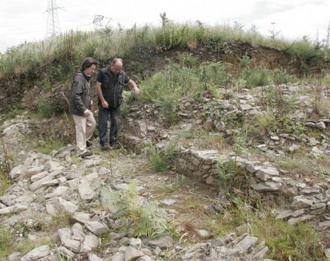 Antón Malde (izquierda) en el castro de As Travesas.