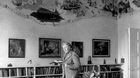 Agatha Christie en la biblioteca de Greenway House, su casa de campo en el condado de Devon