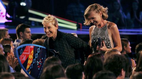 Ellen DeGeneres y su esposa tras recibir el premio de mejor cómica durante los Teen Choice Awards 2015