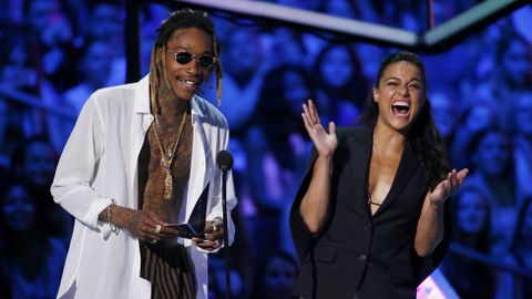 Wiz Khalifa y Michelle Rodriguez presentan juntos uno de los premios durante los Teen Choice Awards 2015