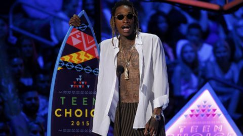 Wiz Khalifa recibe el premio a la canción R&B hip hop por su canción «See you again» durante los Teen Choice Awards 2015