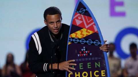 El baloncestista de la NBA Stephen Curry recibe el premio al atleta masculino durante los Teen Choice Awards 2015