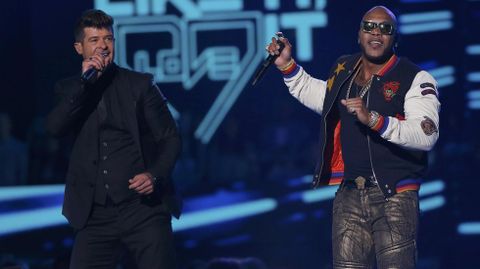 Robin Thicke y Flo Ride interpretan «I Don't Like It, I love It» durante los Teen Choice Awards 2015