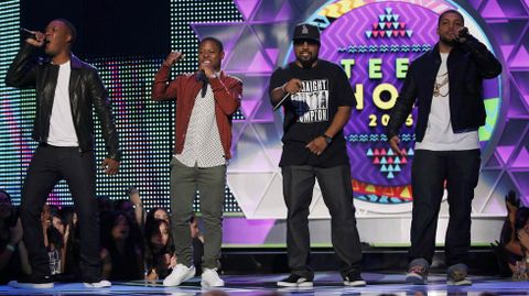 Los actores Corey Hawkins, Jason Mitchell, el rapero Ice Cube y O'Shea Jackson Jr. durante los Teen Choice Awards 2015