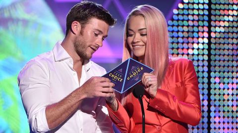 El actor Scott Eastwood y la cantante Rita Ora presentan uno de los premios durante los Teen Choice Awards 2015
